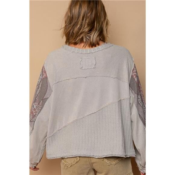 POL‎ Long Sleeve Cut Sew Peace Emblem Top - Picture 2 of 3